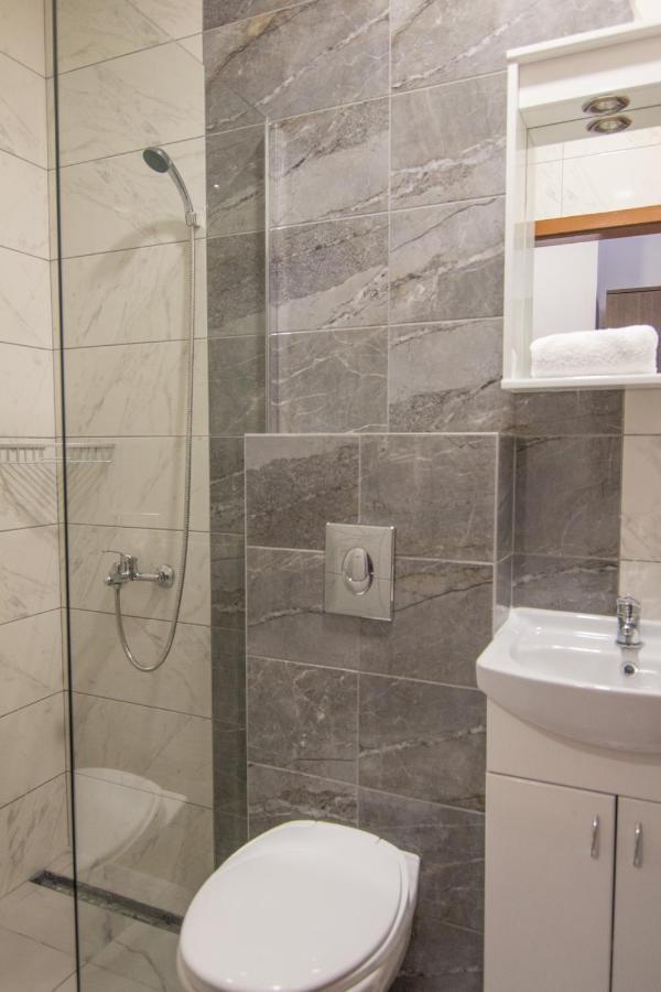 Viktorijini Konaci Aparthotel Kremna Exteriör bild