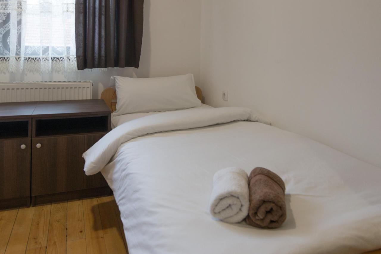 Viktorijini Konaci Aparthotel Kremna Exteriör bild