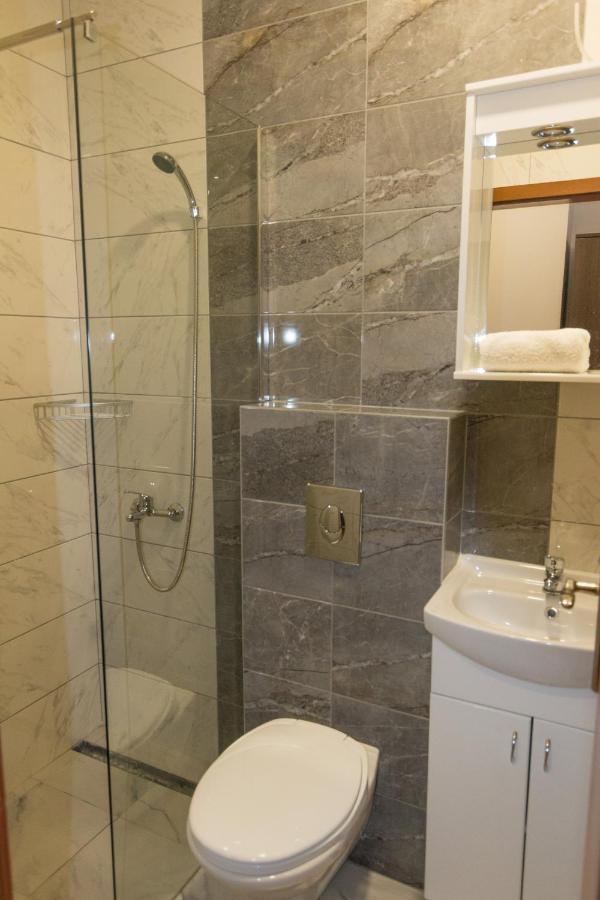 Viktorijini Konaci Aparthotel Kremna Exteriör bild