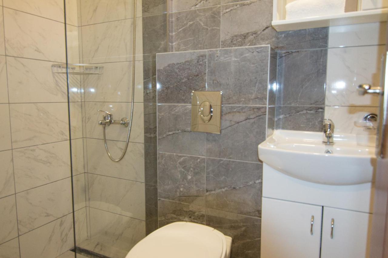 Viktorijini Konaci Aparthotel Kremna Exteriör bild